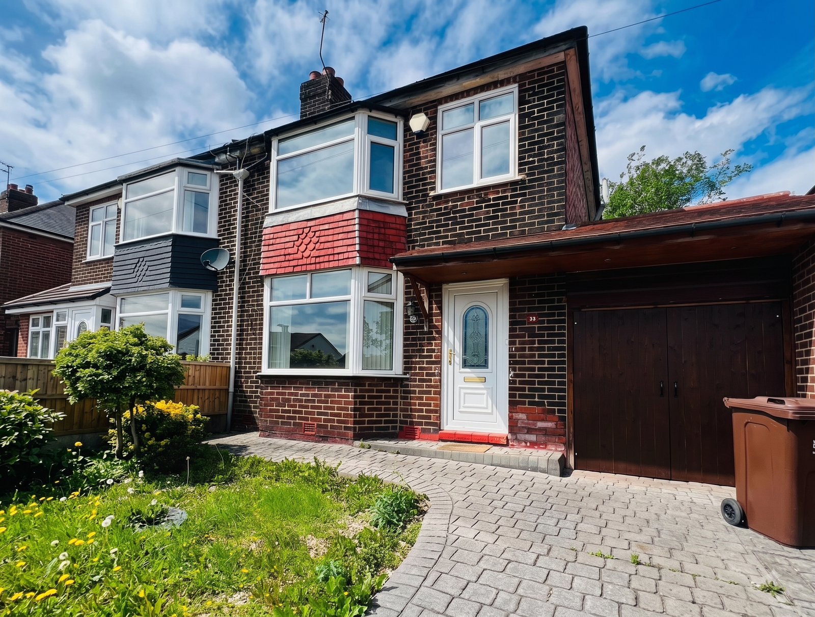 Bright Three-Bedroom House in Salford M5
